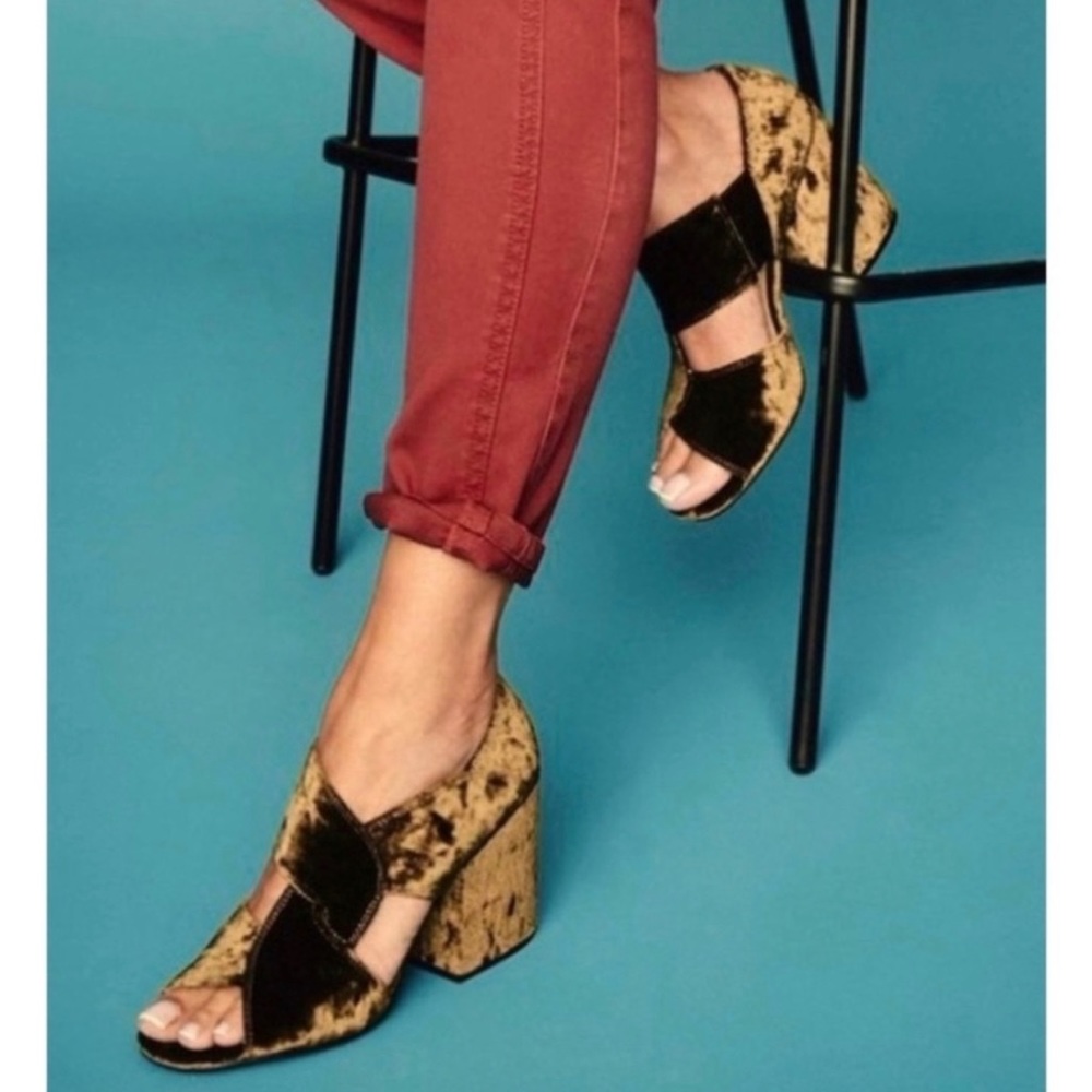 New in box CaBi moss green velvet shoes size 8.5